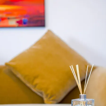 Detached 4 Bed, Off Street Parking, Views Apartman