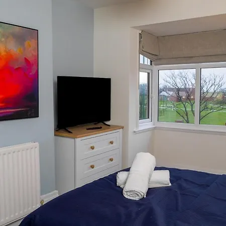 Detached 4 Bed, Off Street Parking, Views Apartman *