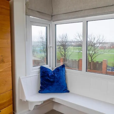 Detached 4 Bed, Off Street Parking, Views Apartman *
