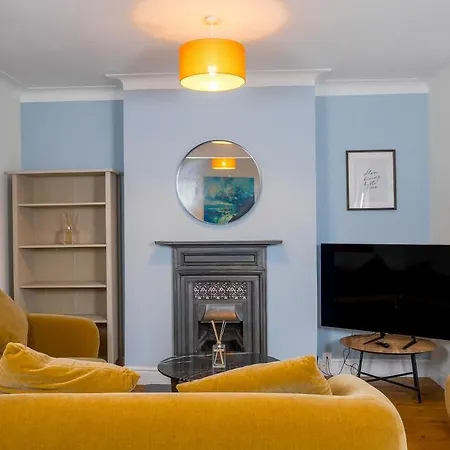 Detached 4 Bed, Off Street Parking, Views *