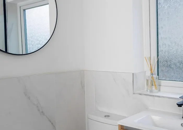 Detached 4 Bed, Off Street Parking, Views *