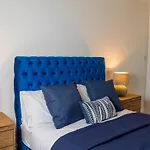 Detached 4 Bed, Off Street Parking, Views Apartman