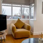 Detached 4 Bed, Off Street Parking, Views Apartman *