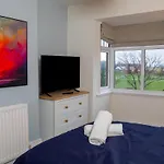 Detached 4 Bed, Off Street Parking, Views Apartman *