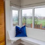 Detached 4 Bed, Off Street Parking, Views Apartman *