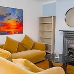 Detached 4 Bed, Off Street Parking, Views Apartman