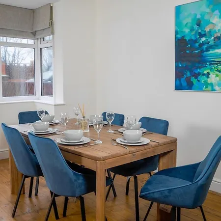 Detached 4 Bed, Off Street Parking, Views Appartement *