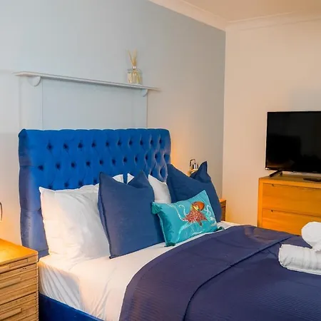 Detached 4 Bed, Off Street Parking, Views Appartement *