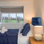 Detached 4 Bed, Off Street Parking, Views Apartment *