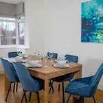 Detached 4 Bed, Off Street Parking, Views Apartment *