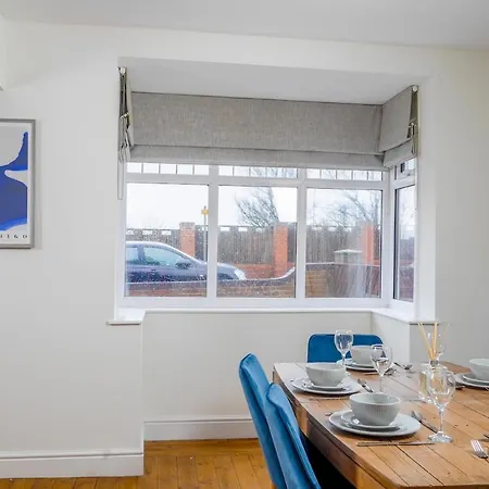Detached 4 Bed, Off Street Parking, Views *