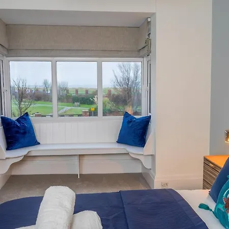 Detached 4 Bed, Off Street Parking, Views Apartment