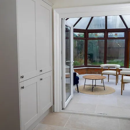 Apartment Detached 4 Bed, Off Street Parking, Views