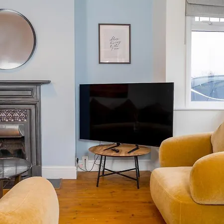 Apartment Detached 4 Bed, Off Street Parking, Views *
